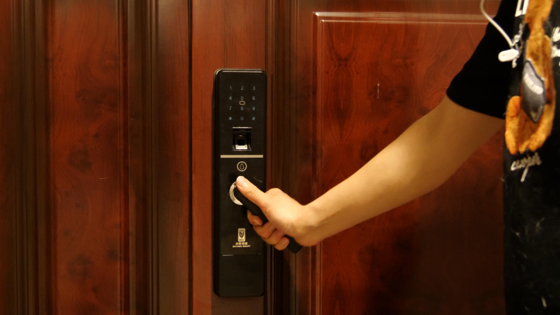 4K密码锁指纹锁开门防盗门视频的预览图