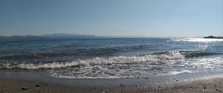 海滩上平静的波浪是不确定的视频的预览图