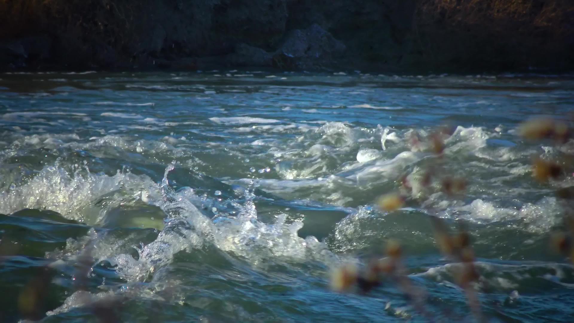 大量干净的淡水从破碎的生态背景中流下来视频的预览图