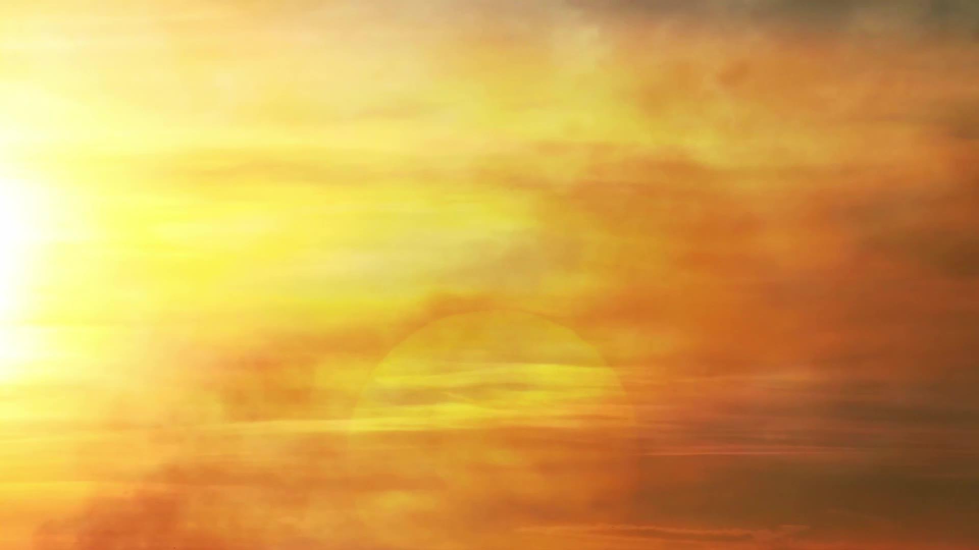 日落的金色光芒随着云层的移动鸟儿在天空中飞翔视频的预览图