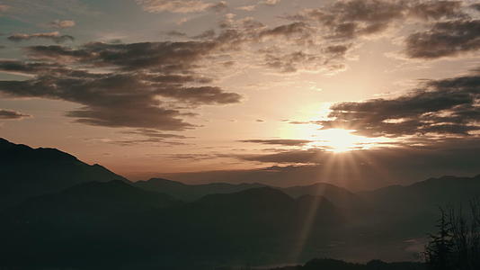 早上山上的视图在太阳之间折叠视频的预览图