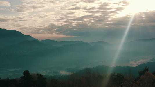 雾时间过时的全景景观视频的预览图