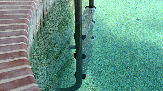 游泳池下面有清澈的绿水和楼梯视频的预览图