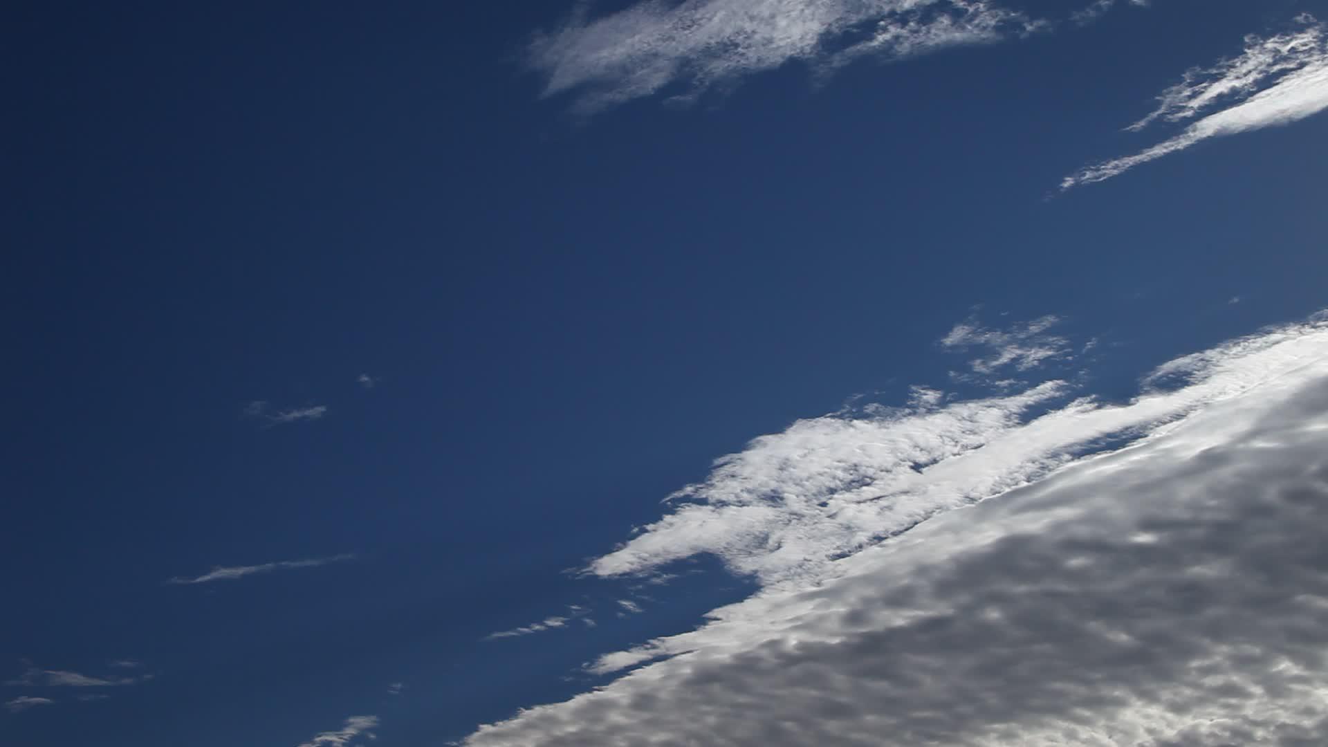 蓝天上美丽的云朵视频的预览图