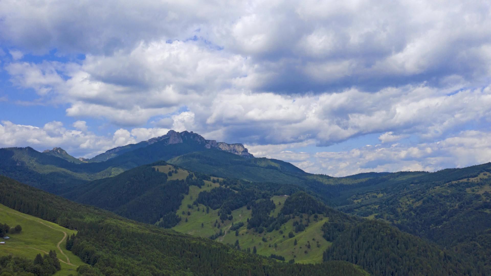 夏季山脉、森林和岩石山脉以及罗马尼亚喀尔巴阡山脉的空中视频视频的预览图