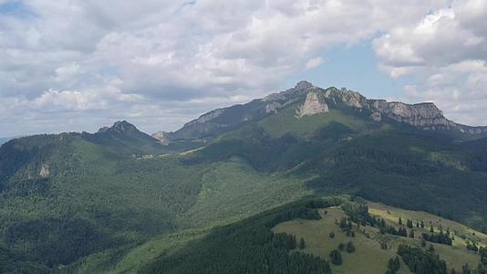 夏天的山景在罗马喀尔巴阡山脉的森林上空飞行视频的预览图