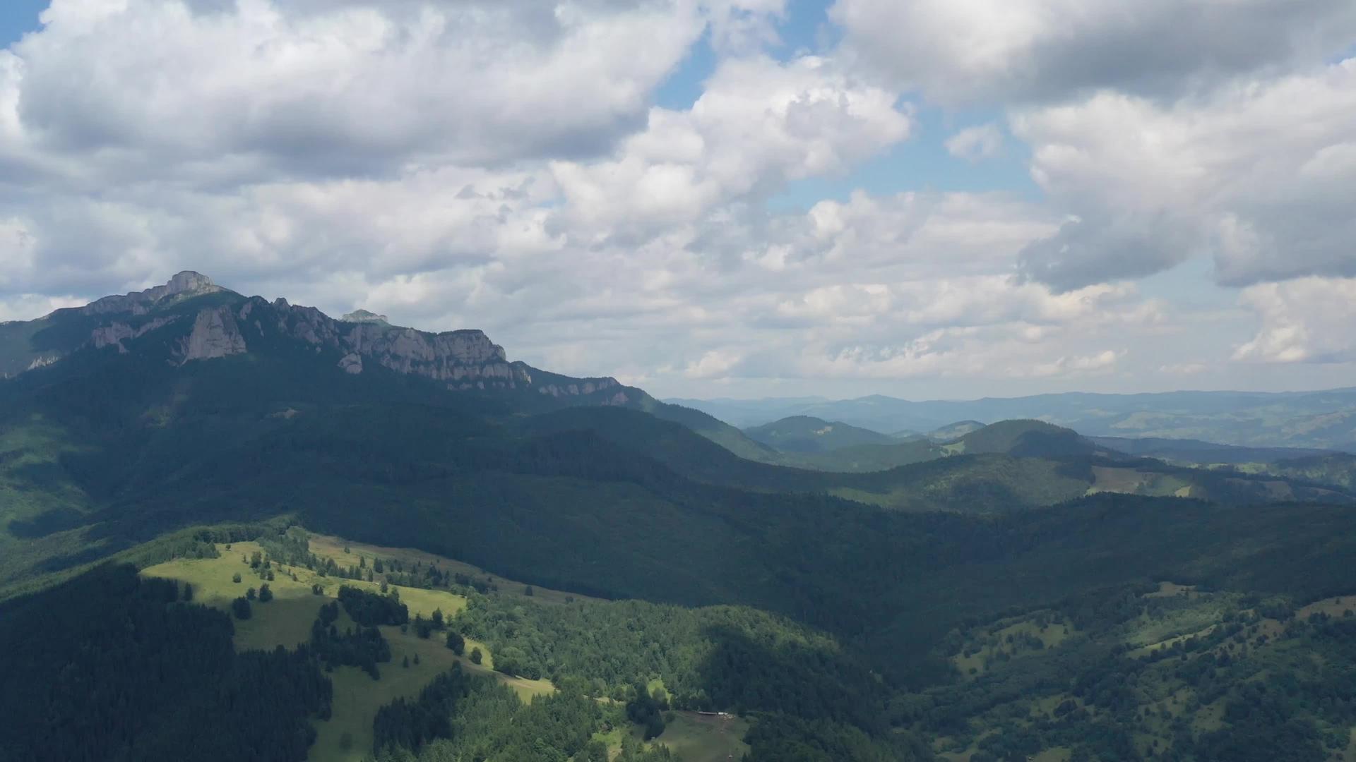 罗马尼亚喀尔巴阡山脉的绿色森林和岩石山脉视频的预览图