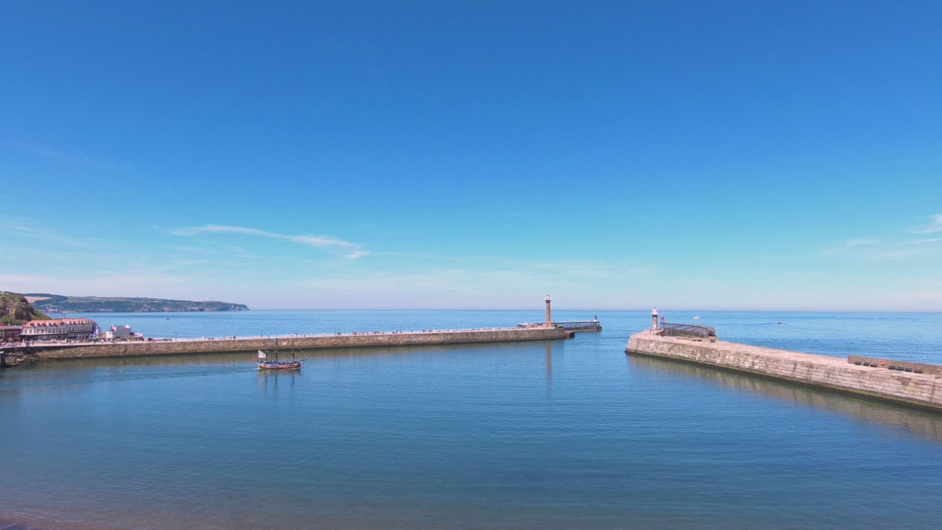 Whittby港口视频的预览图