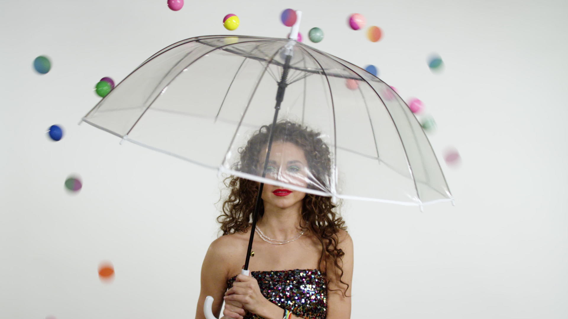年轻漂亮的女人带着伞视频的预览图