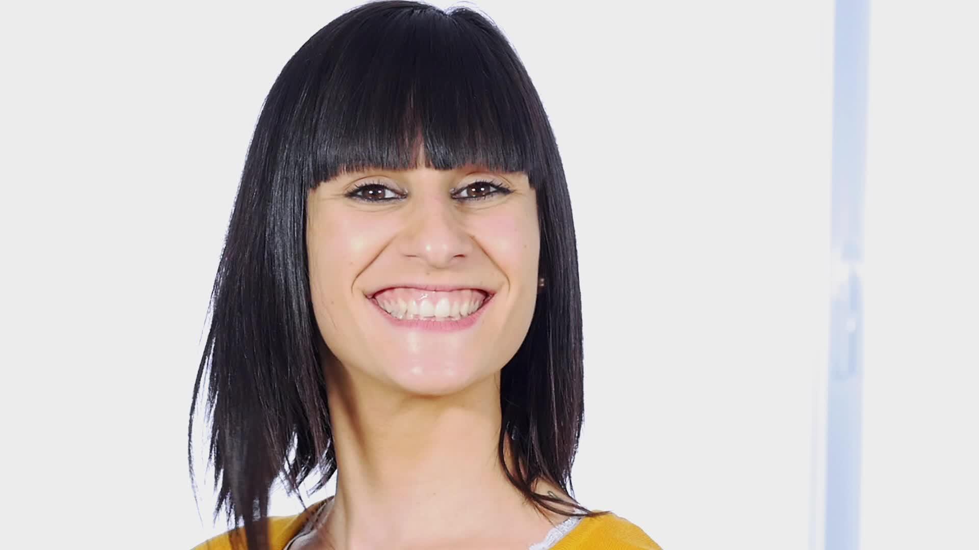 一个快乐的年轻黑发女人的肖像慢动作视频的预览图