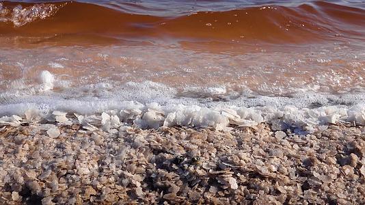 盐湖盐晶湖的海浪冲刷着岸边沉淀的盐乌克兰水库视频的预览图