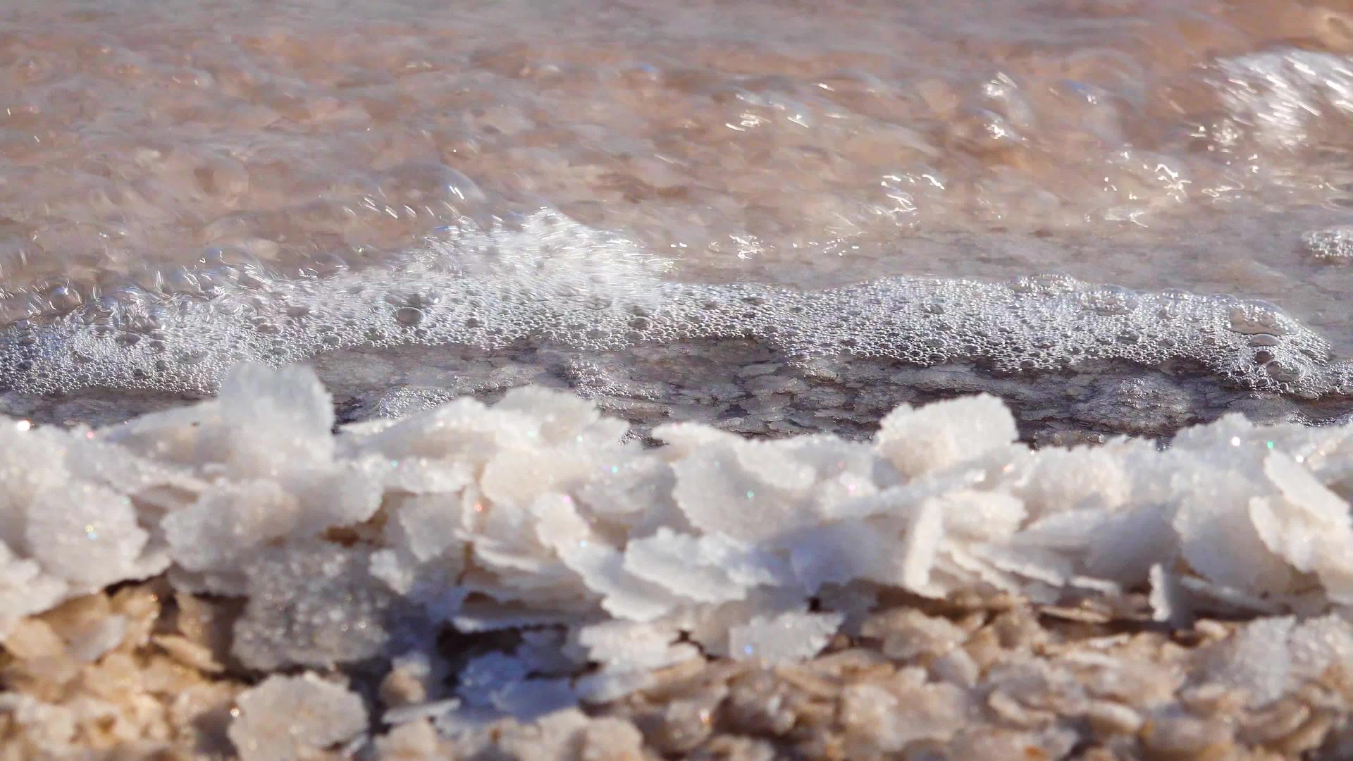 盐湖盐晶湖的海浪冲刷着岸边沉淀的盐乌克兰水库视频的预览图