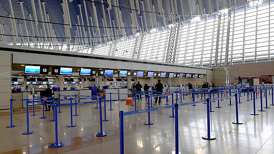 疫情下空荡荡的浦东机场1号航站楼视频的预览图