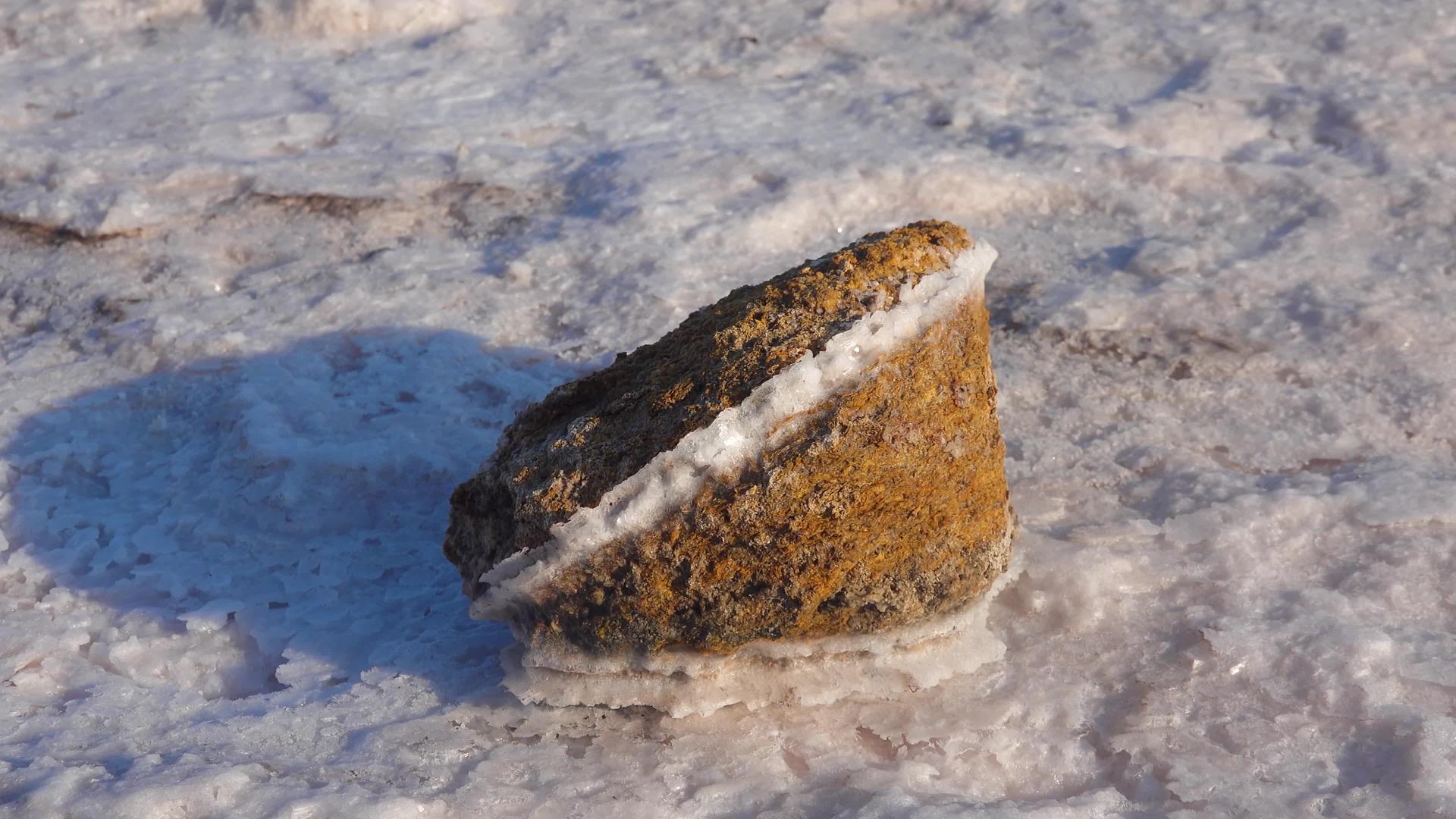 盐湖盐晶体自沉盐覆盖石头干燥湖中的高盐水视频的预览图