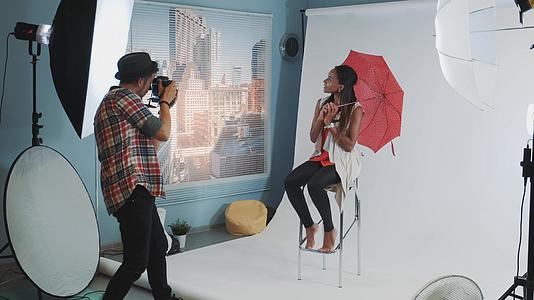时尚杂志摄影照片拍摄的时尚非洲模特在酒吧高椅上搭配视频的预览图