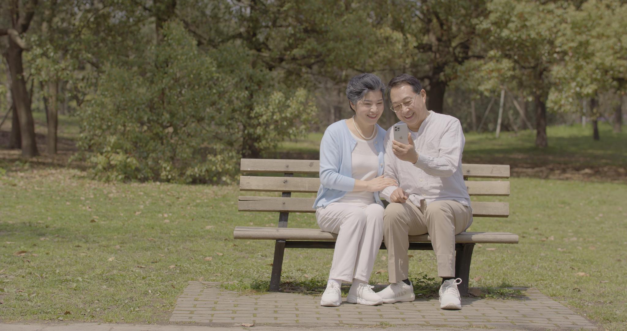 老年夫妇公园长椅上用手机视频电话视频的预览图