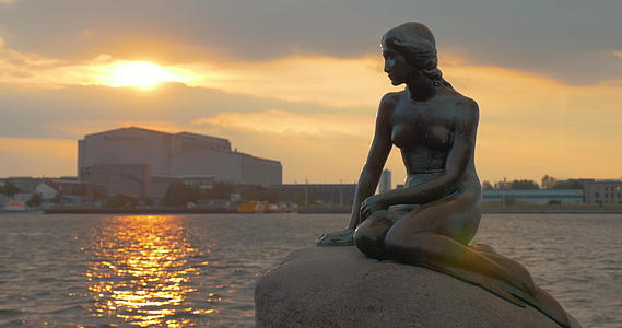 日落时的小美人鱼雕像视频的预览图