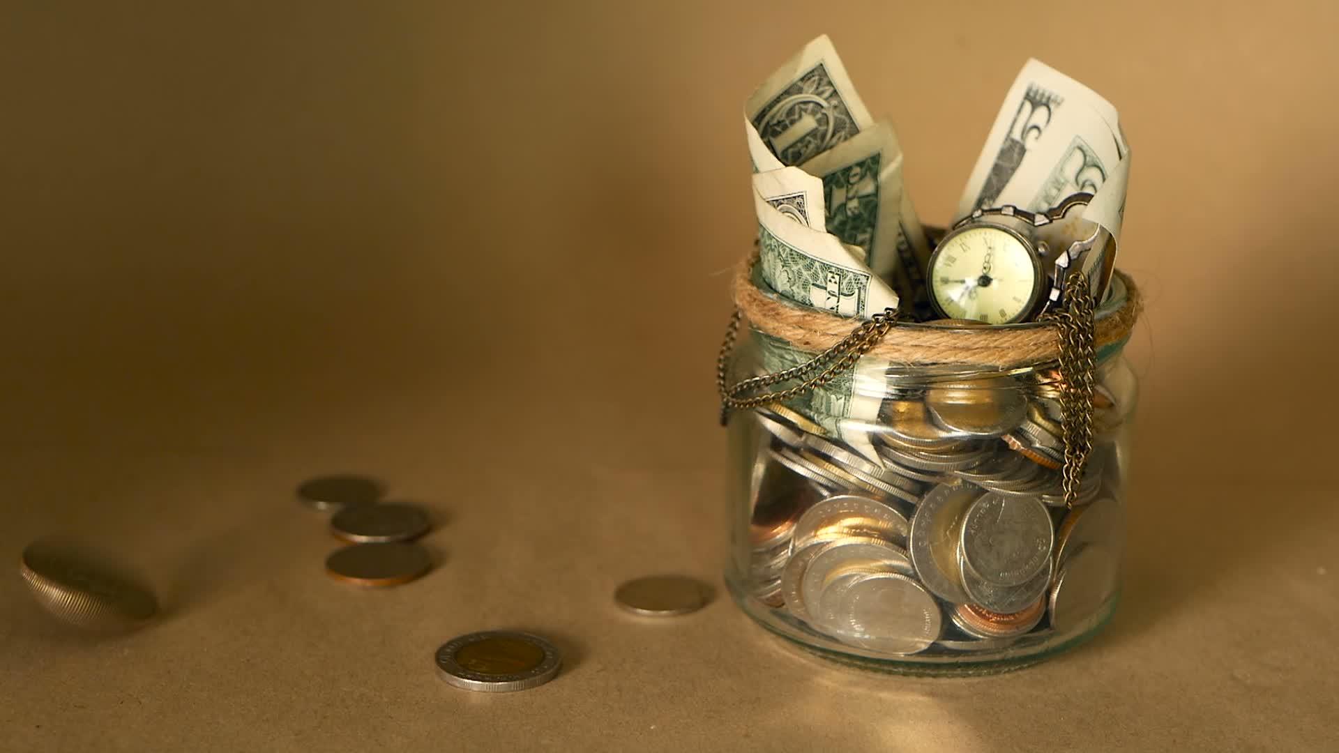 将硬币投资存入罐中 象征着保存资金的概念视频的预览图