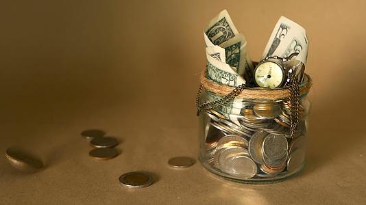 将硬币投资存入罐中 象征着保存资金的概念视频的预览图