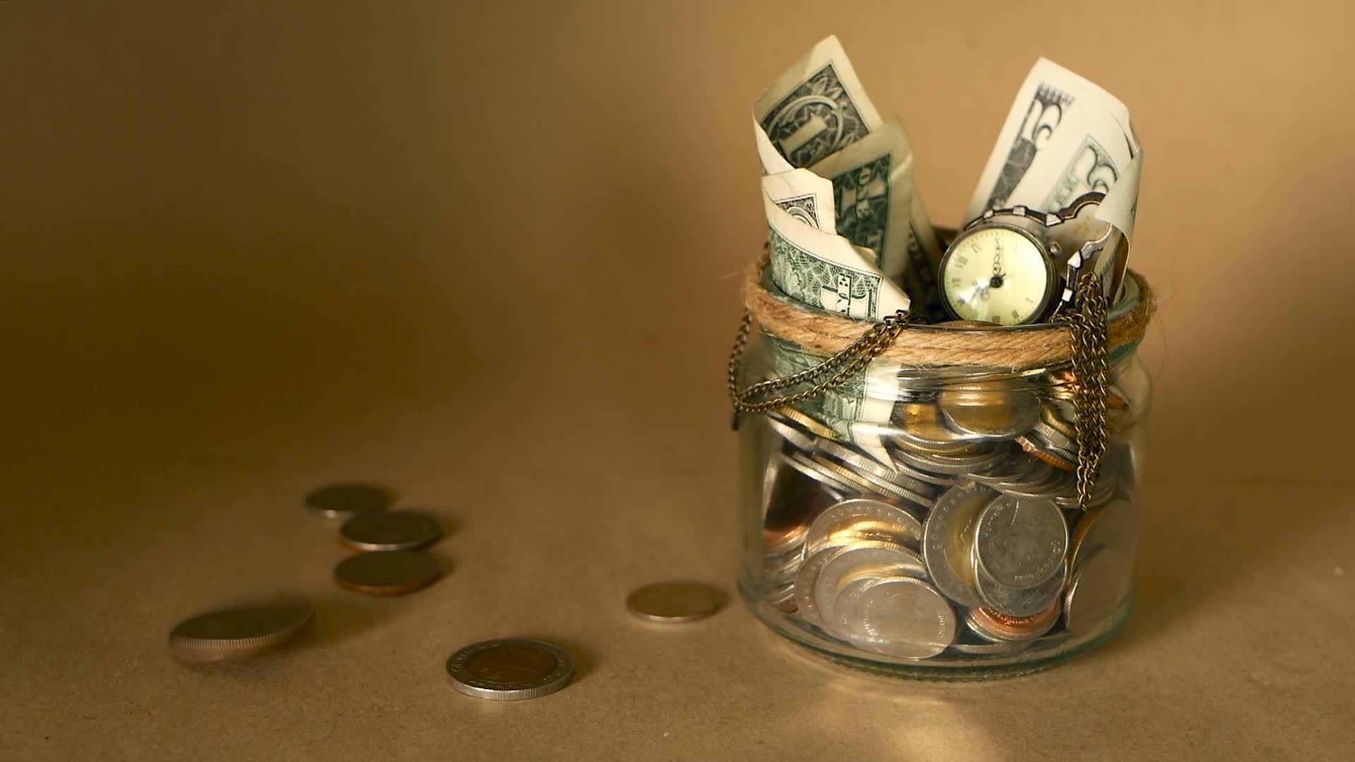 将硬币投资存入罐中象征着保存资金的概念视频的预览图