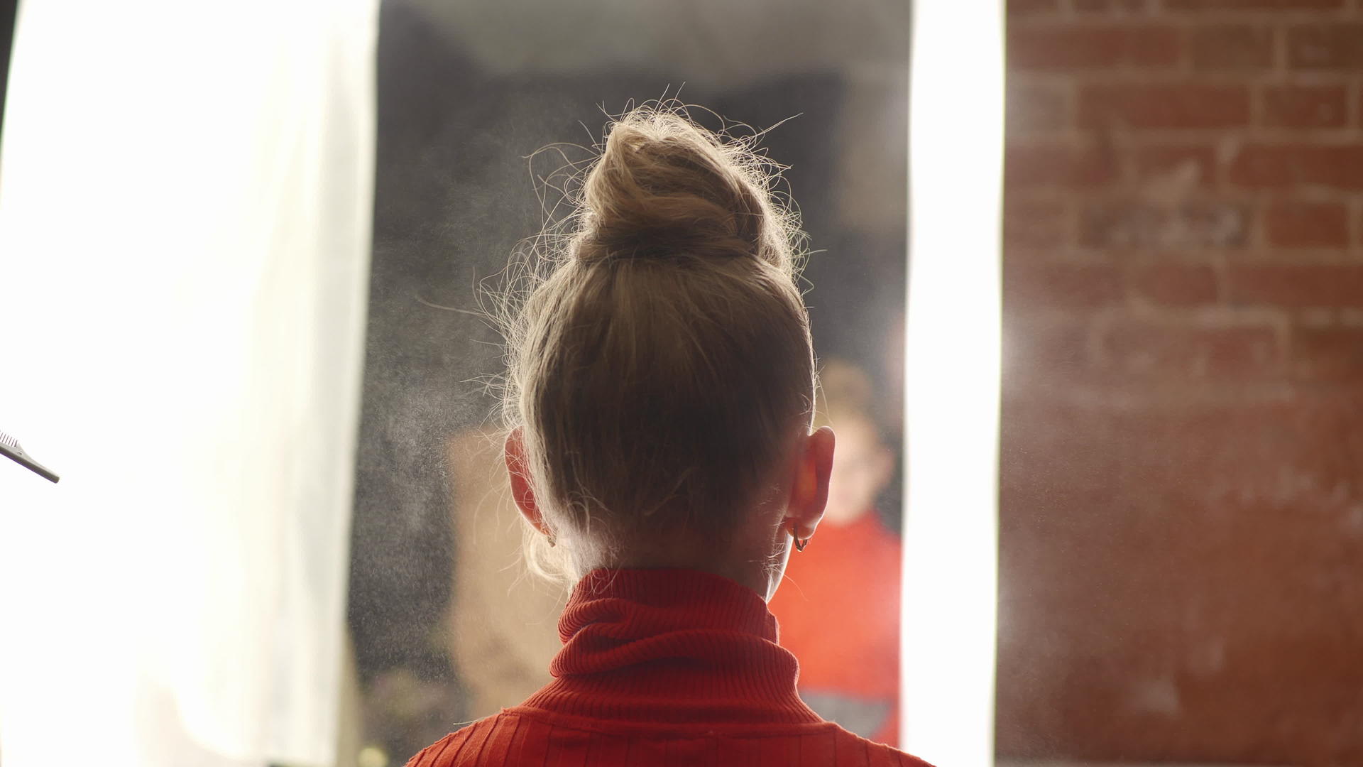 美发师用发胶固定美容工作室的年轻女性卷发视频的预览图