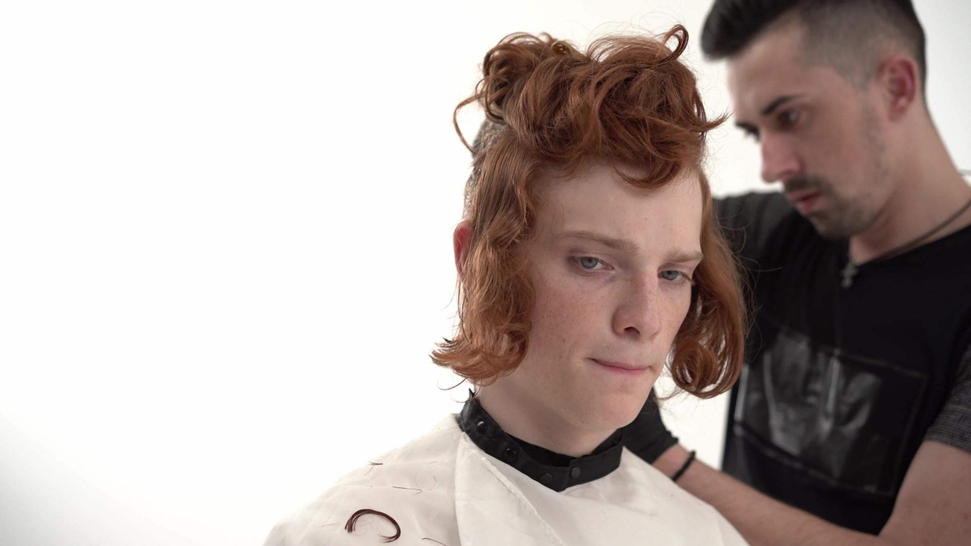 理发师给一个头发红的年轻人理发视频的预览图
