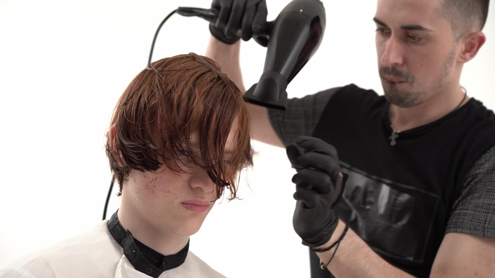 理发师让一个有红发时尚发型的年轻人视频的预览图