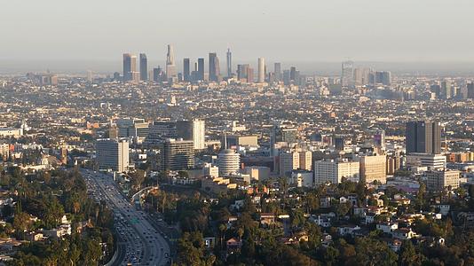 大都会高层摩天大楼和繁忙的高峰时间高速公路洛杉矶加州视频的预览图