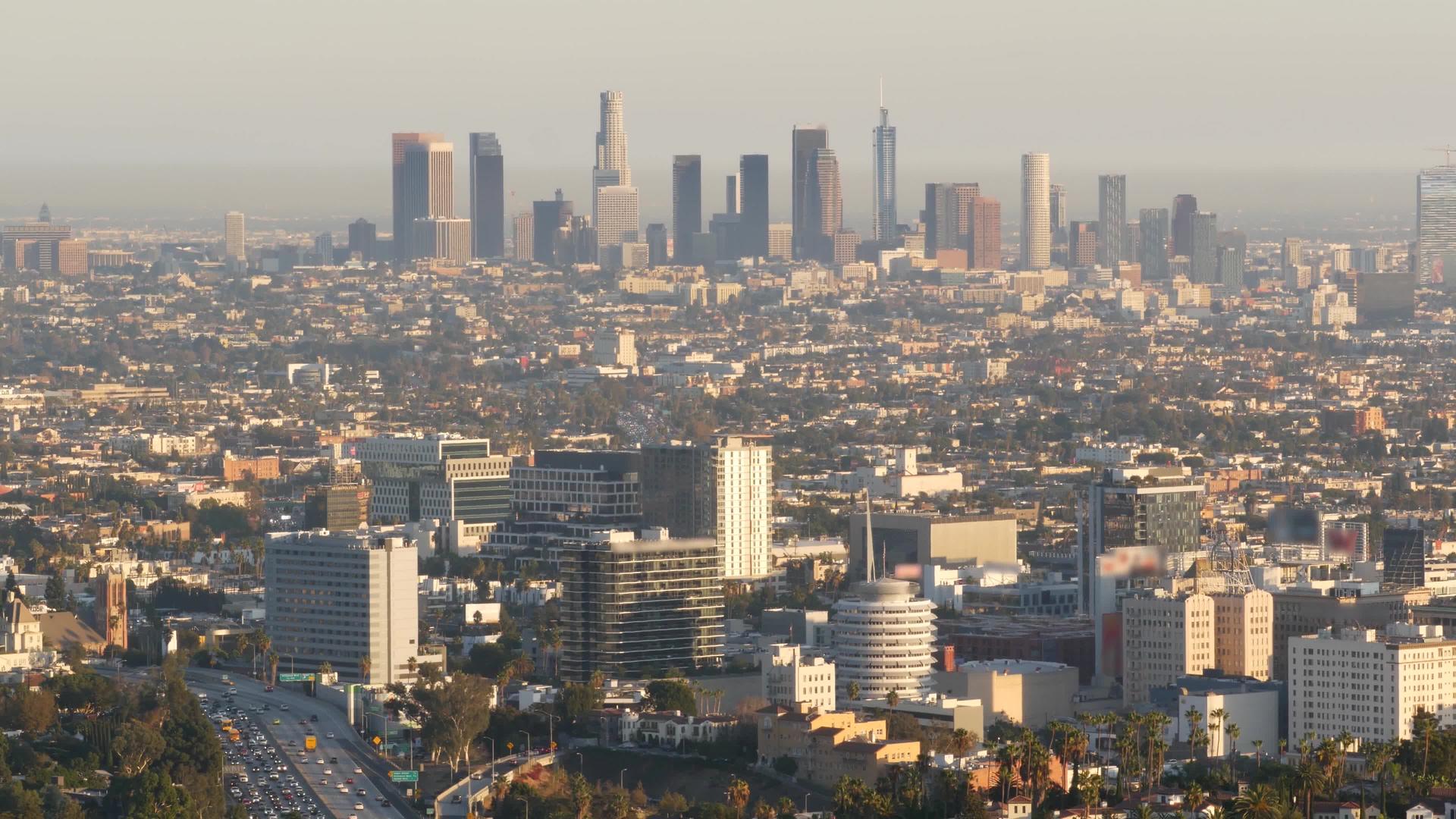 大都会高层摩天大楼和繁忙的高峰时间高速公路洛杉矶加州视频的预览图