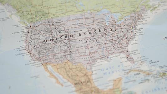 美国的美国统一在一张丰富多彩、模糊不清的美国北部地图上视频的预览图