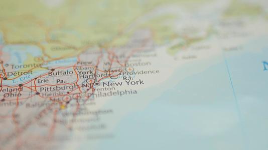 美国地图上模糊多彩的美国纽约新城视频的预览图
