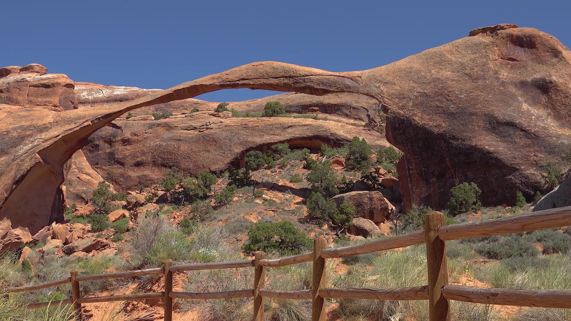 地貌是犹他州穆阿布国家的主要拱门之一视频的预览图
