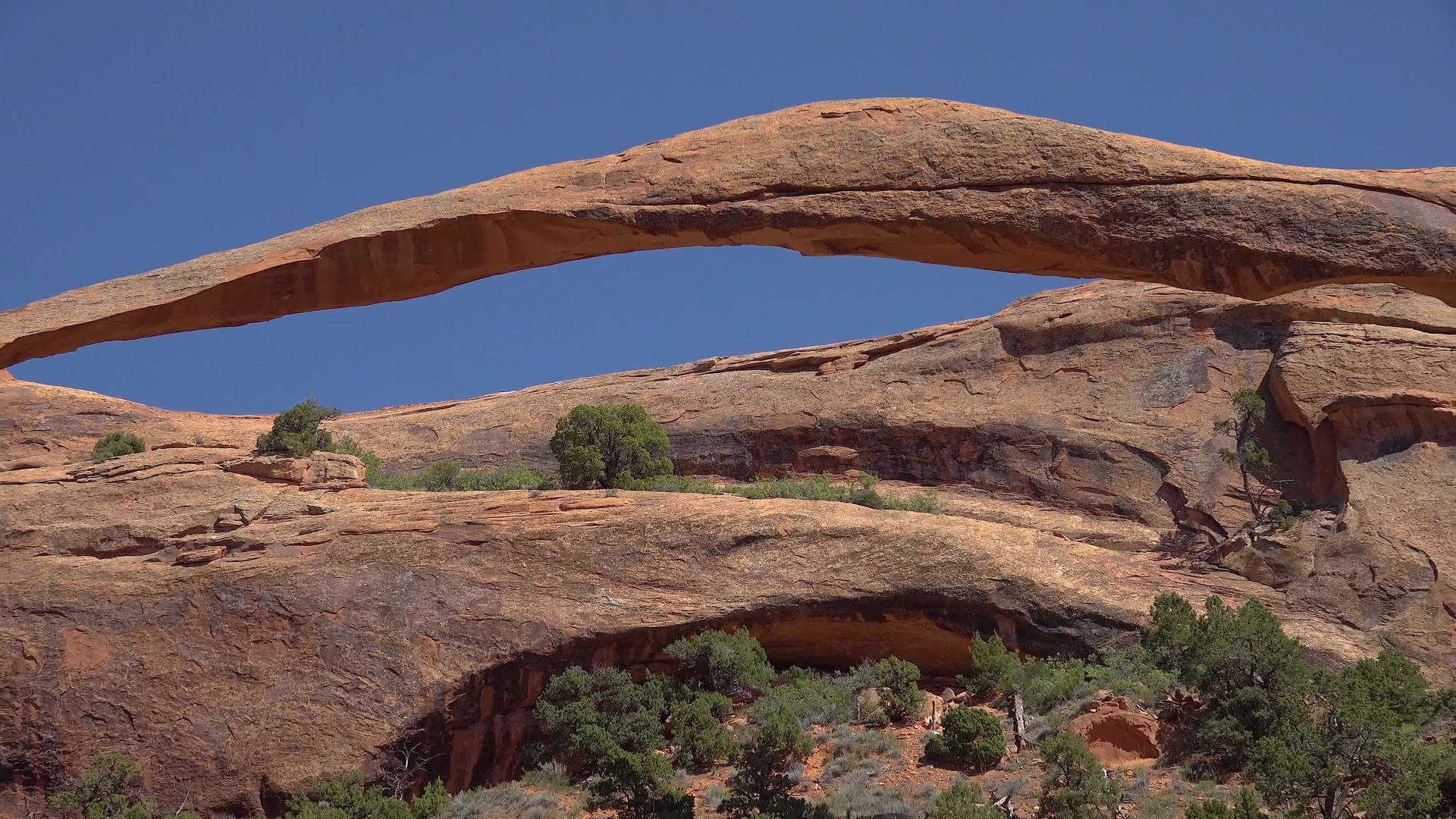 地貌是犹他州穆阿布国家的主要拱门之一视频的预览图