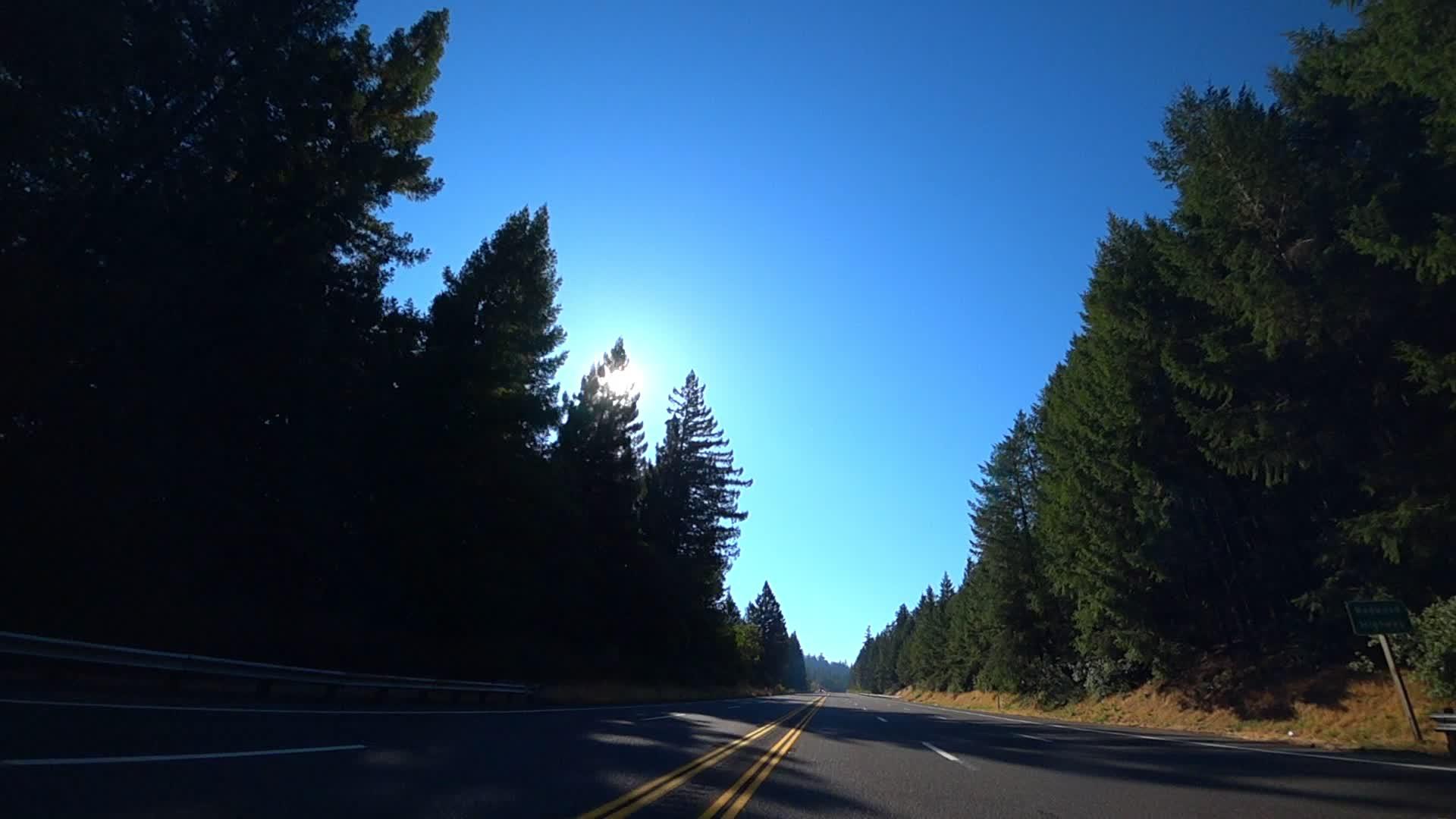 美丽的风景道路车在加利福尼亚的路上快速行驶视频的预览图