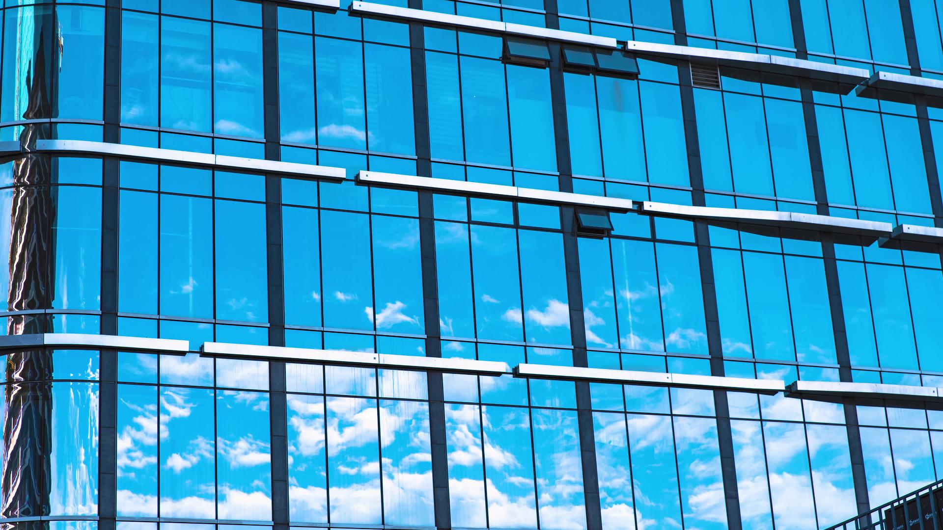 建筑蓝天白云云影玻璃延时8k视频的预览图