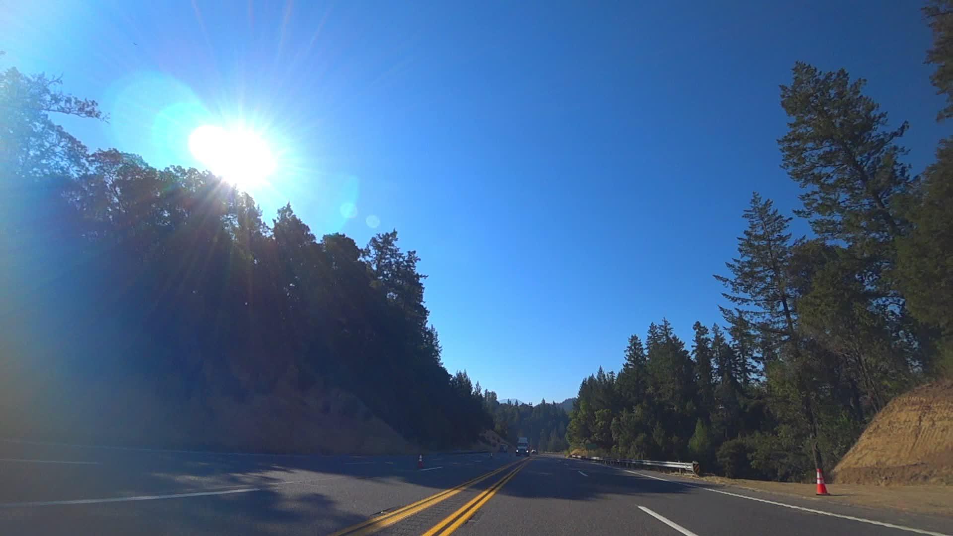 一辆汽车在加利福尼亚州的一条光滑美丽的风景道路上行驶视频的预览图