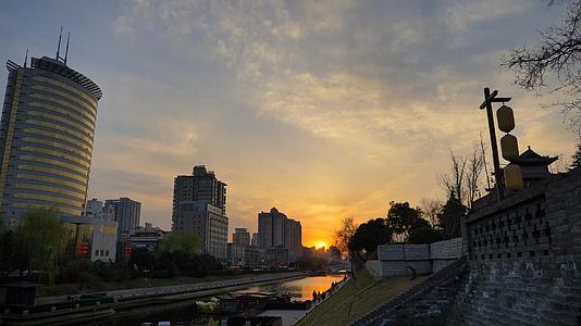 实拍夕阳下城市镜头视频的预览图