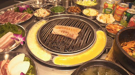4K美食韩式烤肉视频的预览图