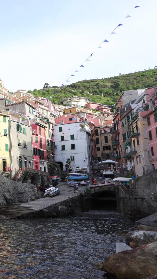 著名的意大利旅游景点五渔村里奥马焦雷渔村延时视频视频的预览图
