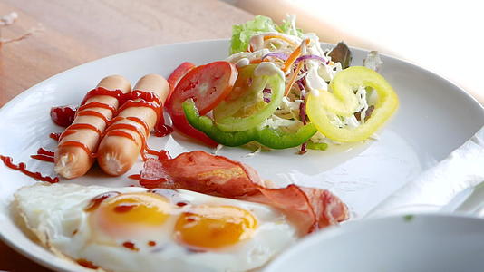 美国早餐炸鸡蛋炸培根香肠和蔬菜沙拉健康食品概念美国视频的预览图
