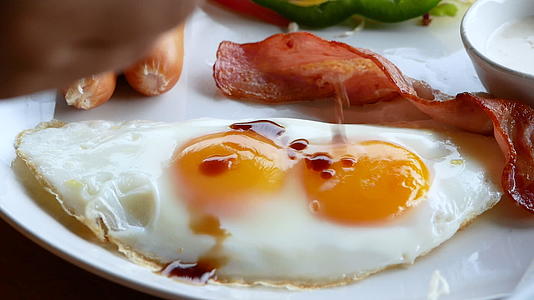 美国早餐炸鸡蛋炸培根香肠和蔬菜沙拉健康食品概念美国视频的预览图