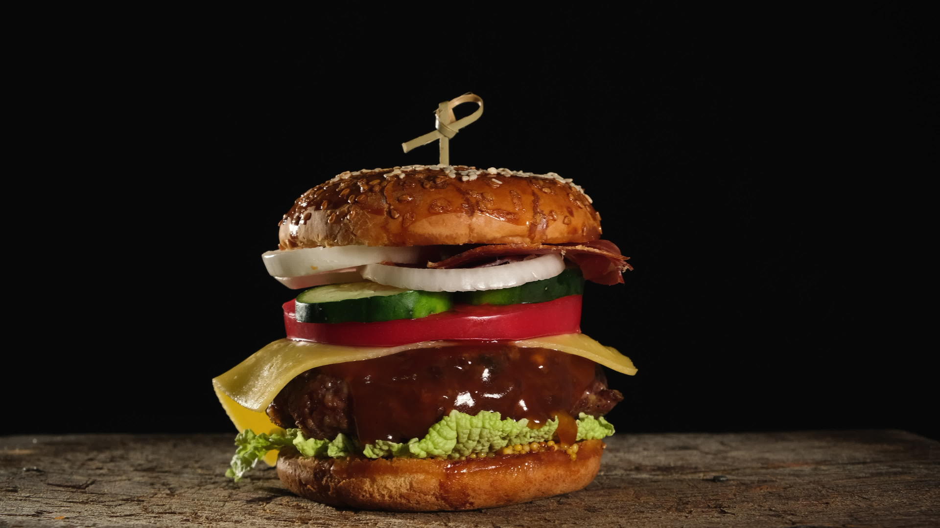 芝士汉堡、西红柿、洋葱、烧烤菜肴和芝麻面包视频的预览图