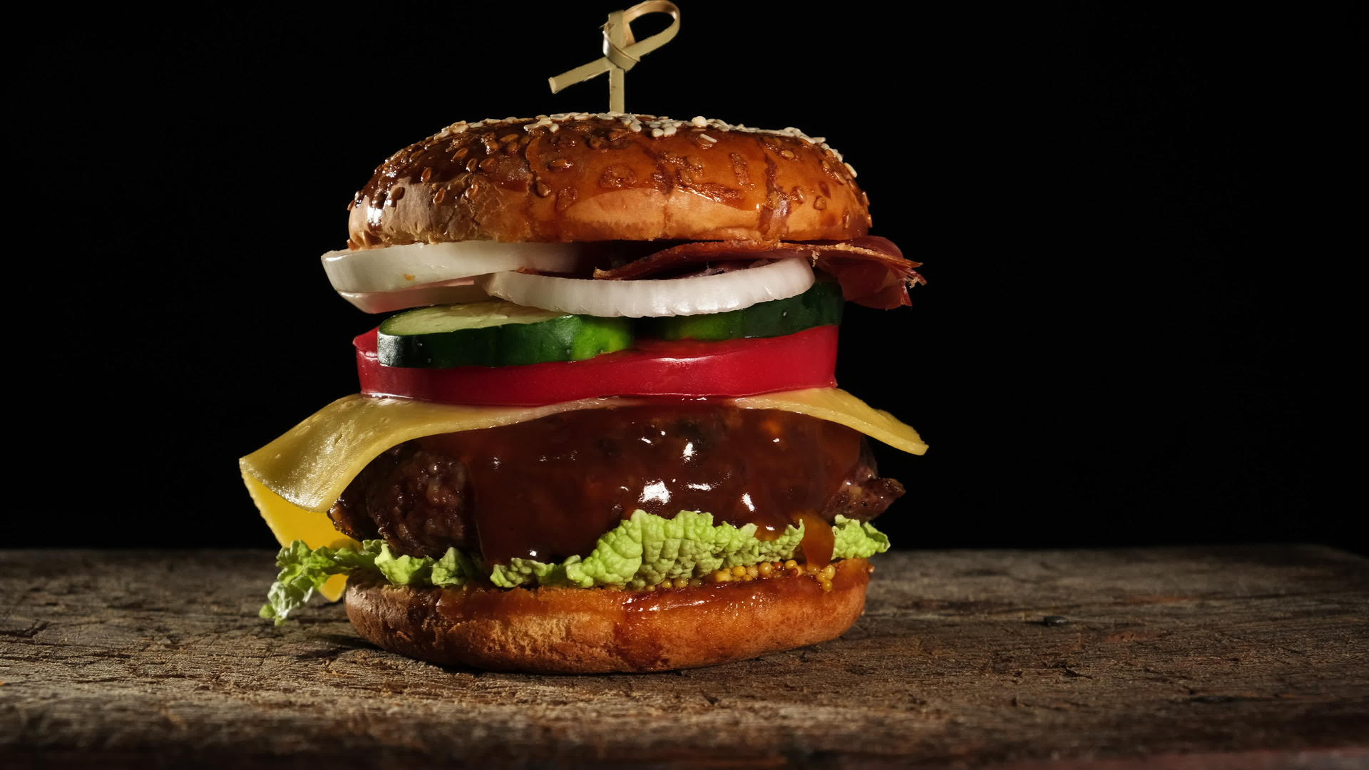 芝士汉堡、西红柿、洋葱、烧烤菜肴和芝麻面包视频的预览图