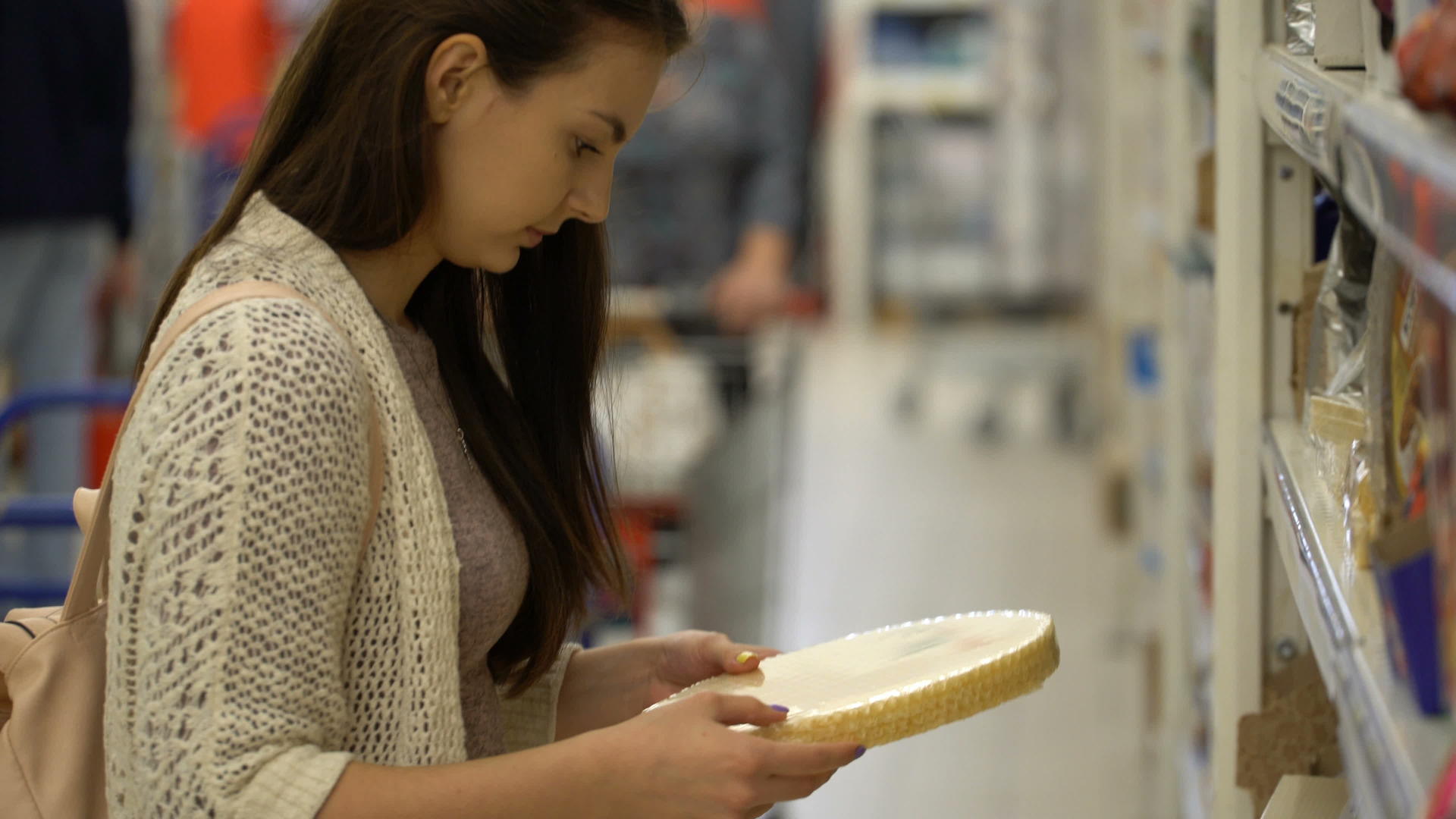 年轻女性在超市选择小蛋糕视频的预览图