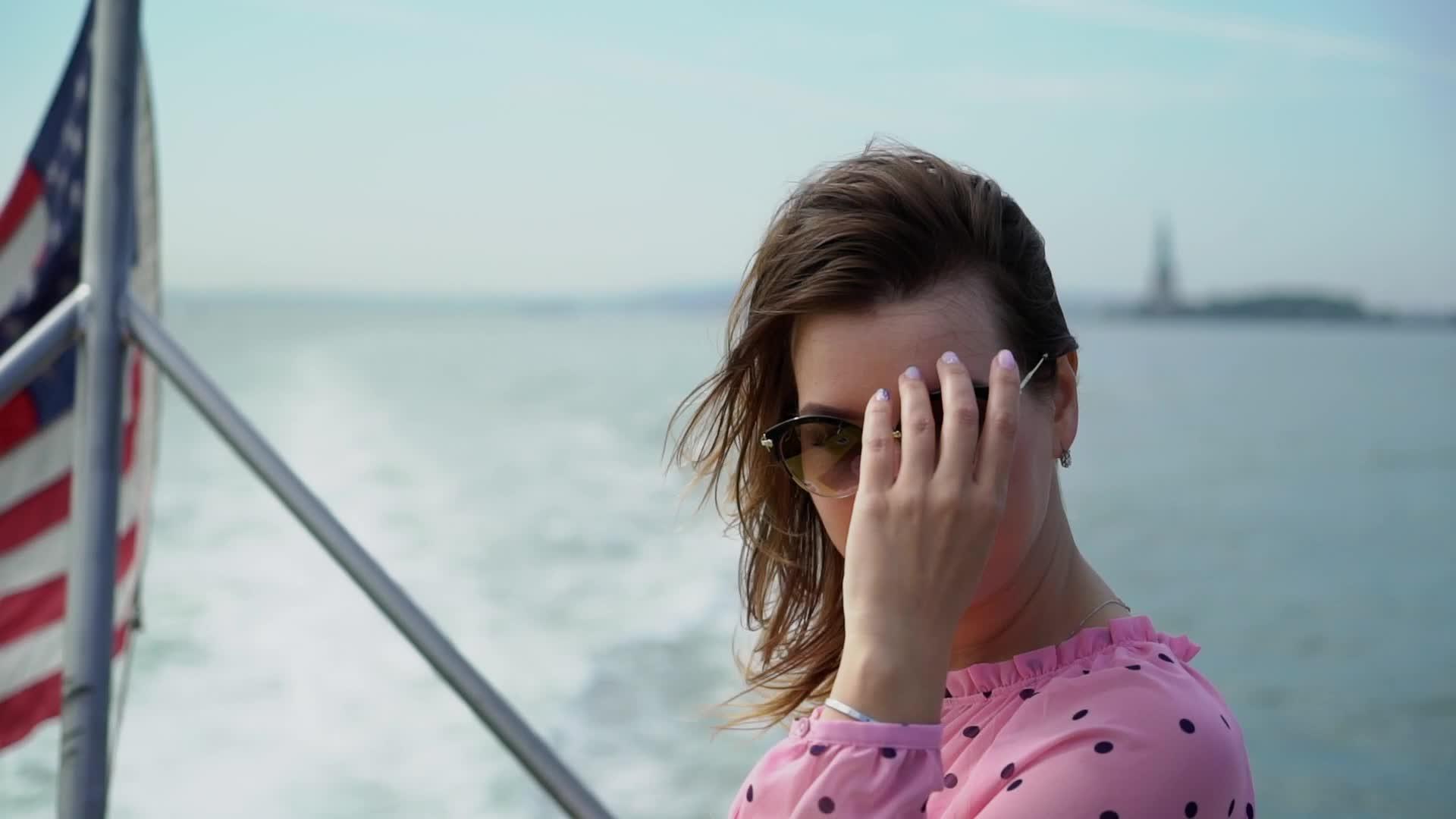 一个年轻女孩在船上Hudson河上的游船绕过纽约市视频的预览图