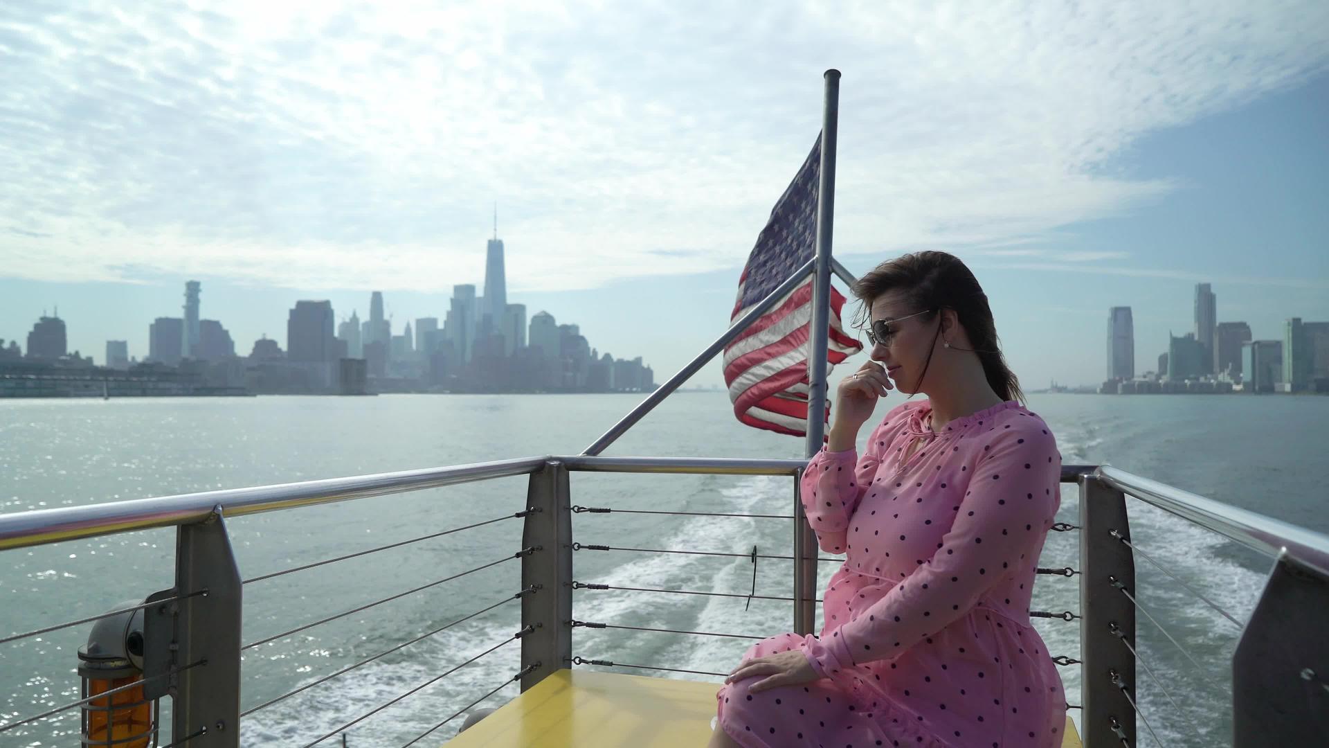 一个年轻女孩在船上Hudson河上的游船绕过纽约市视频的预览图