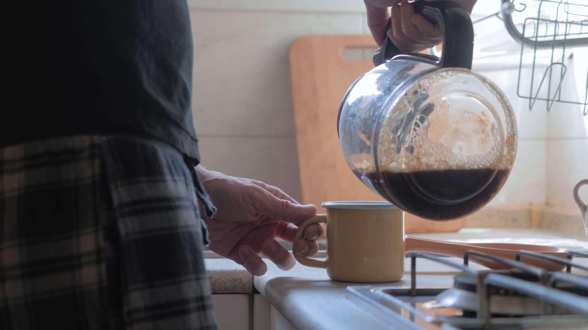 早上厨房里的咖啡视频的预览图