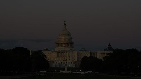 晚上国会大厦和美国圆顶大厦照亮了参议院大厦的两侧视频的预览图