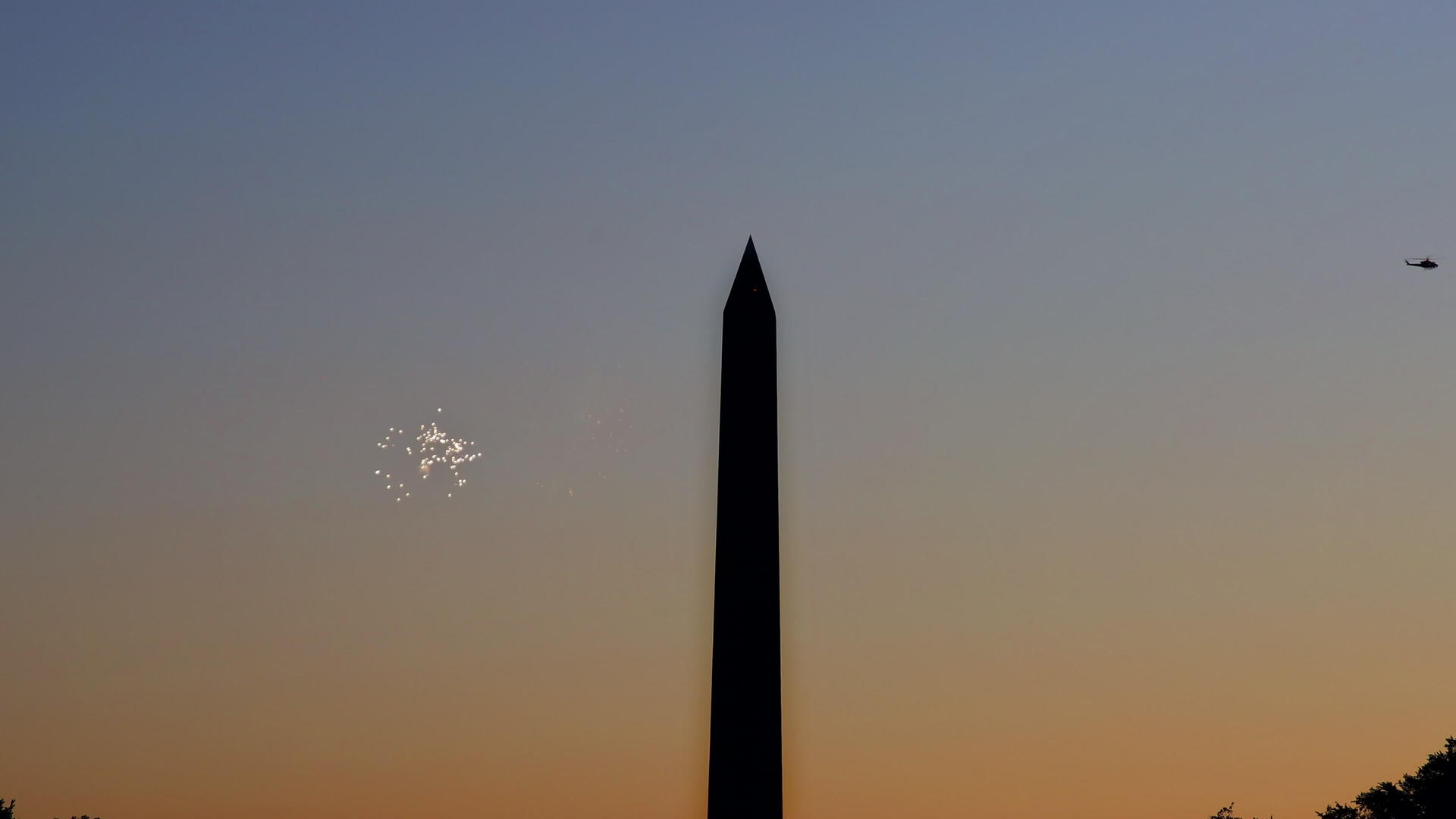 美国假日烟花表演于7月4日在华盛顿特区举行视频的预览图