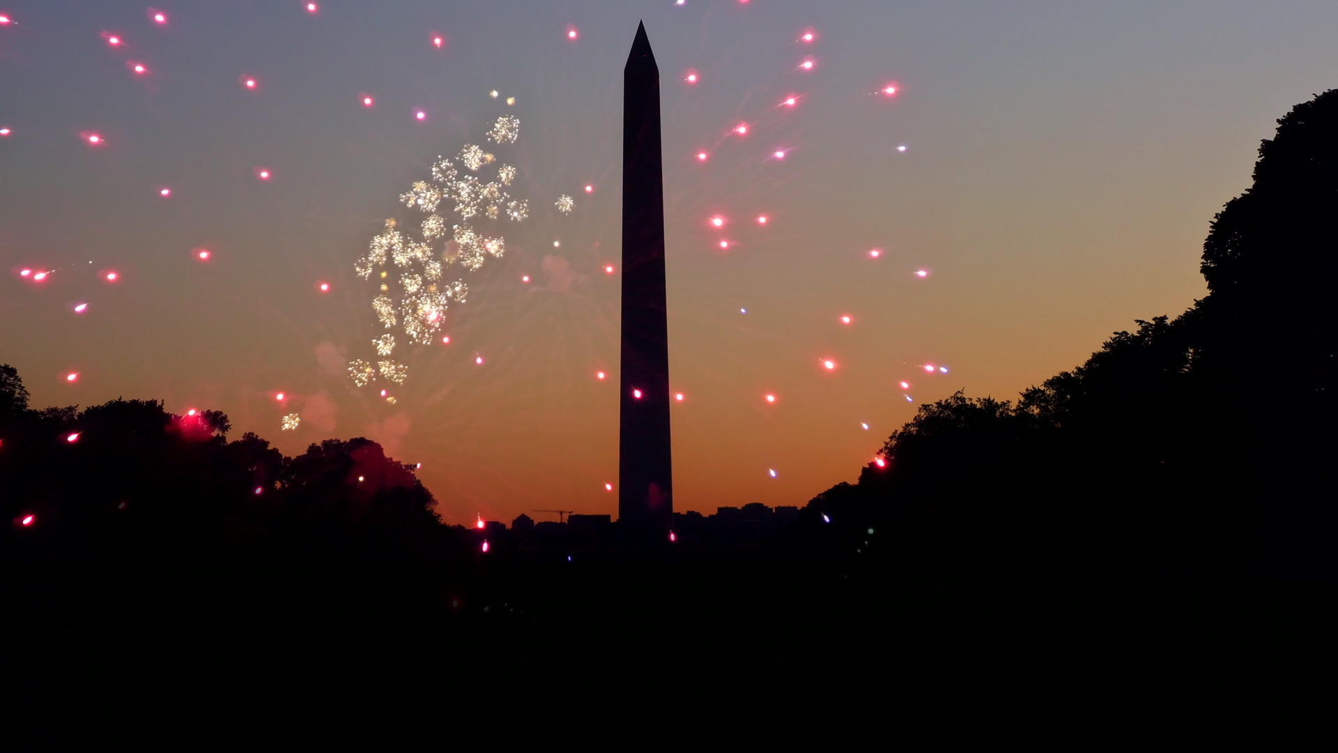 美国假日烟花表演于7月4日在华盛顿特区举行视频的预览图